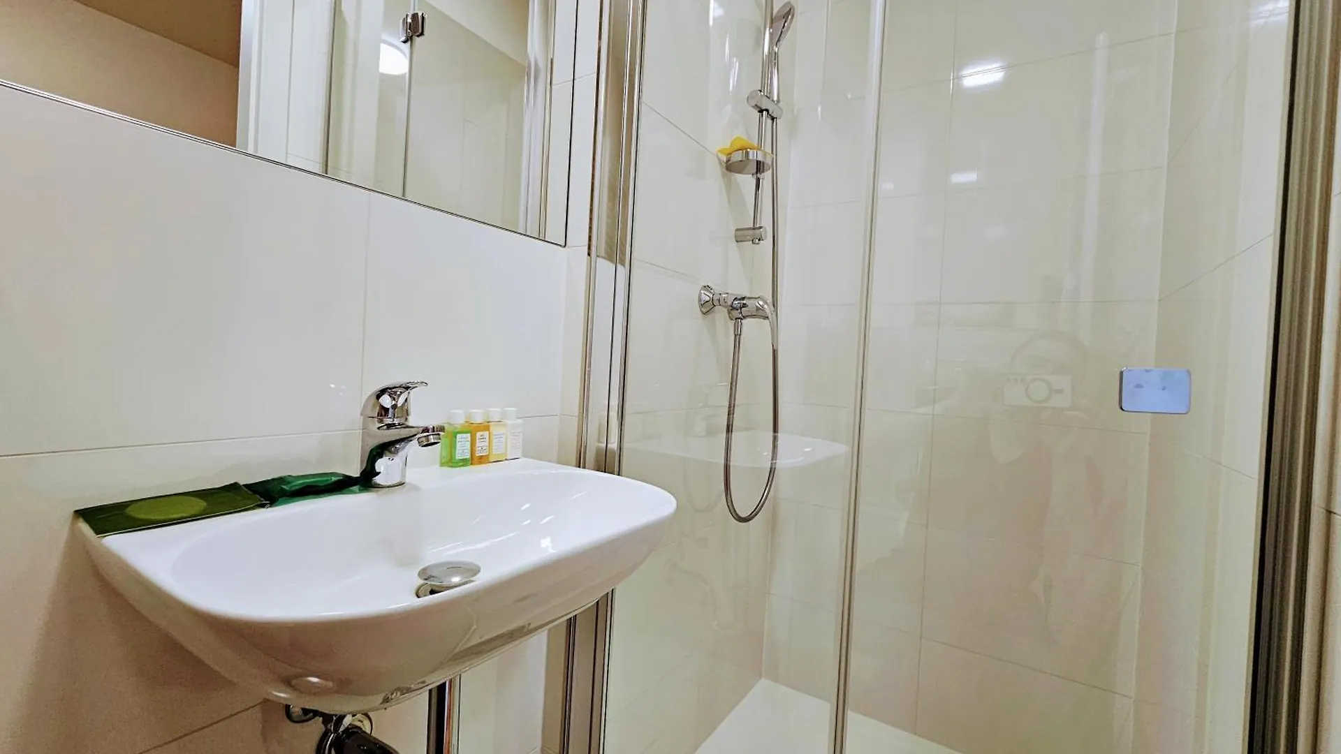 Apartment Live-Inn Prague 1 Bdr City View Suite For 1-4 Guests, 20 Mins To Center, Lift, Gym, Reception, Parking, Roof Terrace, Game & Party