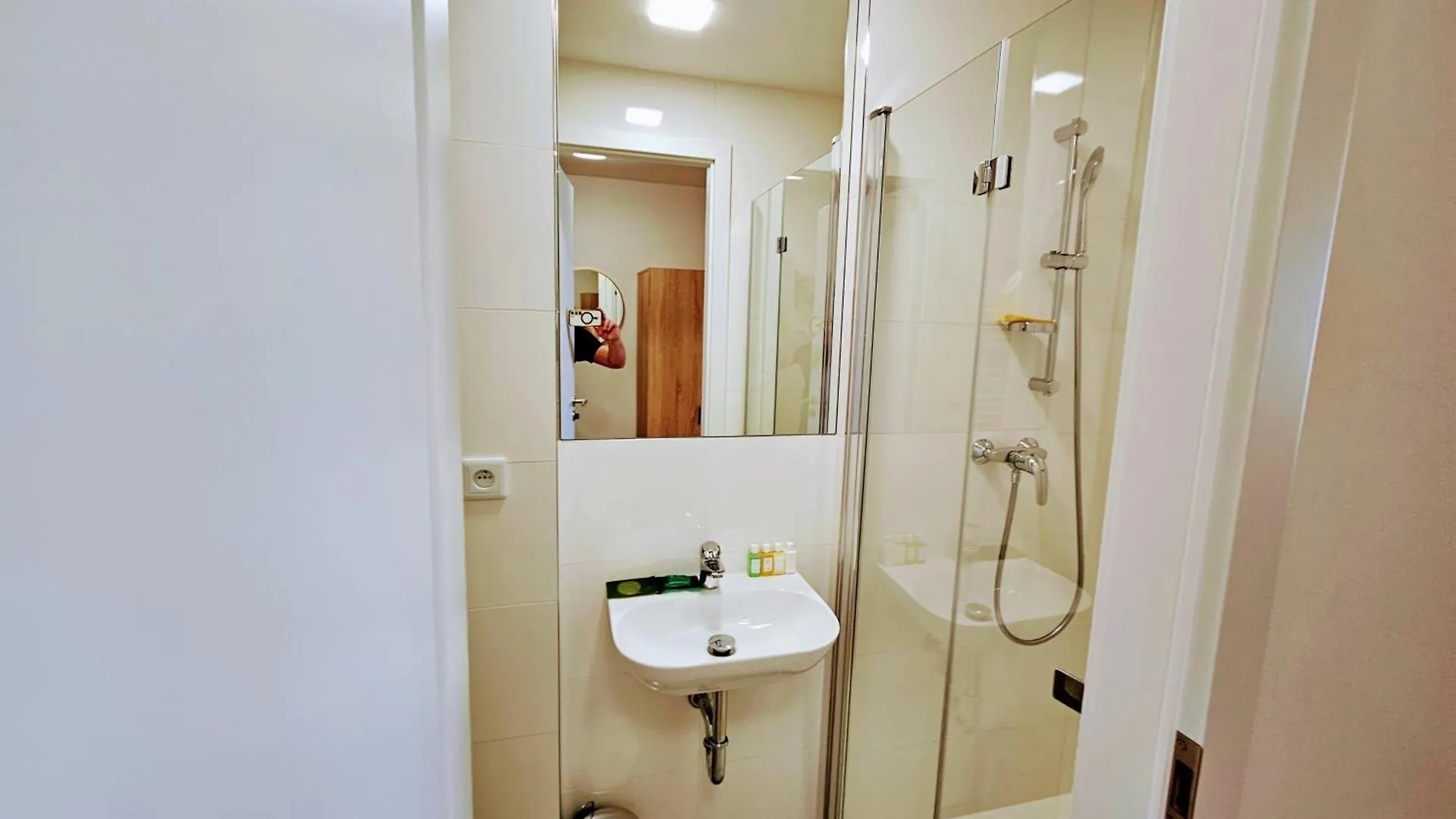 Live-Inn Prague 1 Bdr City View Suite For 1-4 Guests, 20 Mins To Center, Lift, Gym, Reception, Parking, Roof Terrace, Game & Party Apartment
