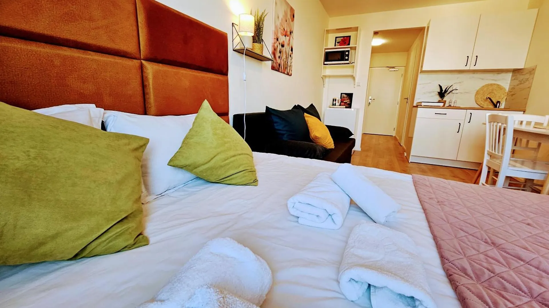 Live-Inn Prague 1 Bdr City View Suite For 1-4 Guests, 20 Mins To Center, Lift, Gym, Reception, Parking, Roof Terrace, Game & Party