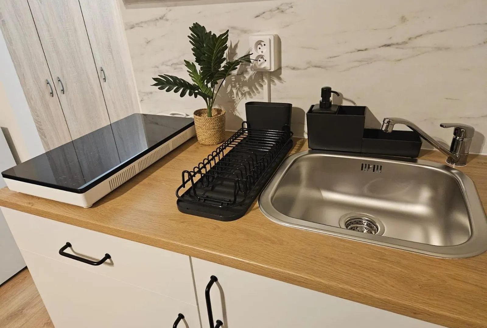 Live-Inn Prague 1 Bdr City View Suite For 1-4 Guests, 20 Mins To Center, Lift, Gym, Reception, Parking, Roof Terrace, Game & Party