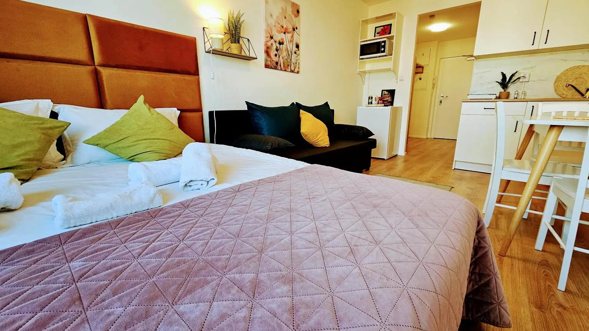 Live-Inn Prague 1 Bdr City View Suite For 1-4 Guests, 20 Mins To Center, Lift, Gym, Reception, Parking, Roof Terrace, Game & Party