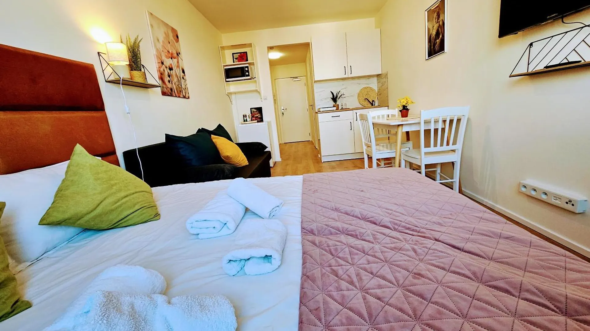 Live-Inn Prague 1 Bdr City View Suite For 1-4 Guests, 20 Mins To Center, Lift, Gym, Reception, Parking, Roof Terrace, Game & Party Apartment