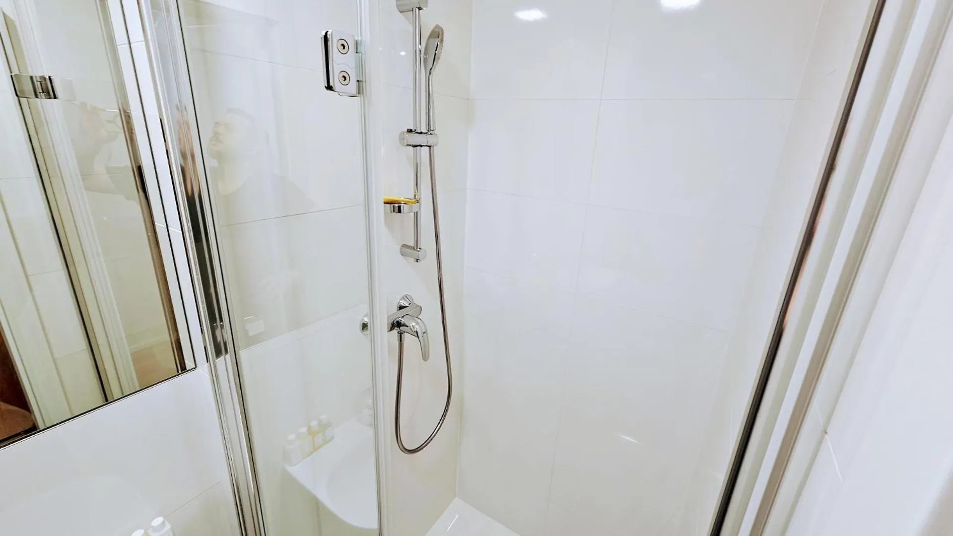 Live-Inn Prague 1 Bdr City View Suite For 1-4 Guests, 20 Mins To Center, Lift, Gym, Reception, Parking, Roof Terrace, Game & Party