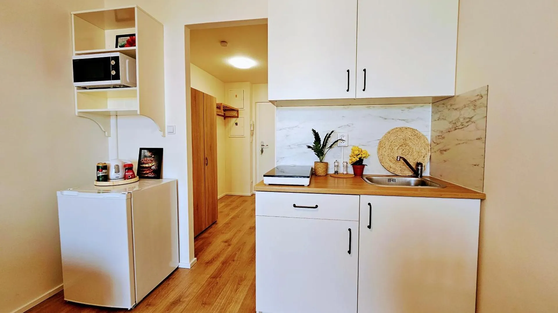 Live-Inn Prague 1 Bdr City View Suite For 1-4 Guests, 20 Mins To Center, Lift, Gym, Reception, Parking, Roof Terrace, Game & Party 0*,  Česká republika